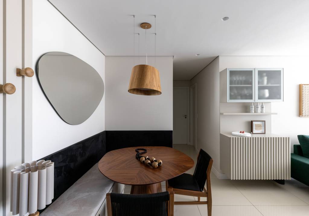 Como escolher os tecidos ideais para a casa? Projeto de Elisa Maretti. Na foto, sala de jantar em tons escuros.