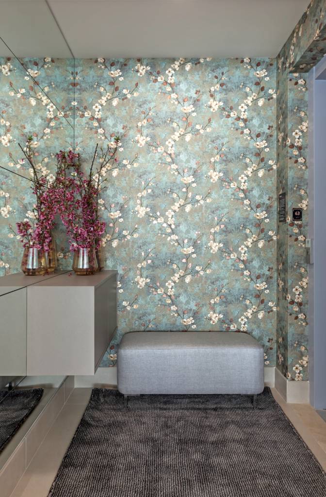 Saiba como adotar a estética floral na decoração da casa. Projeto de Cristiane Schiavoni Arquitetura. Na foto, hall de entrada com papel de parede florido.