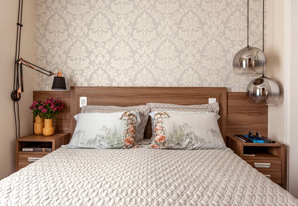 Saiba como adotar a estética floral na decoração da casa. Projeto de Cristiane Schiavoni Arquitetura. Na foto, quarto com papel de parede florido.