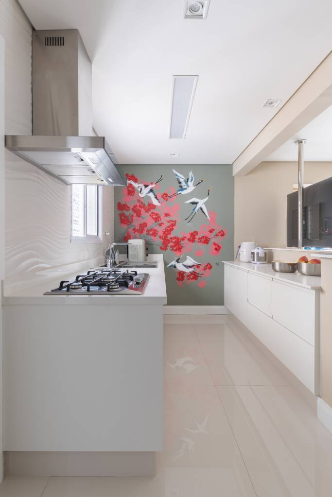 Saiba como adotar a estética floral na decoração da casa. Projeto de Cristiane Schiavoni Arquitetura. Na foto, cozinha com pintura na parede.