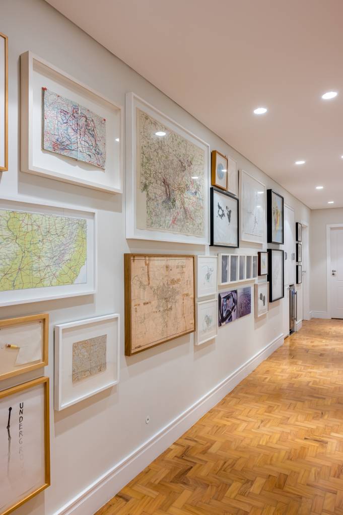 Apartamento é reformado para ter dupla função: lar e galeria de arte. Projeto de Pedro Coimbra.