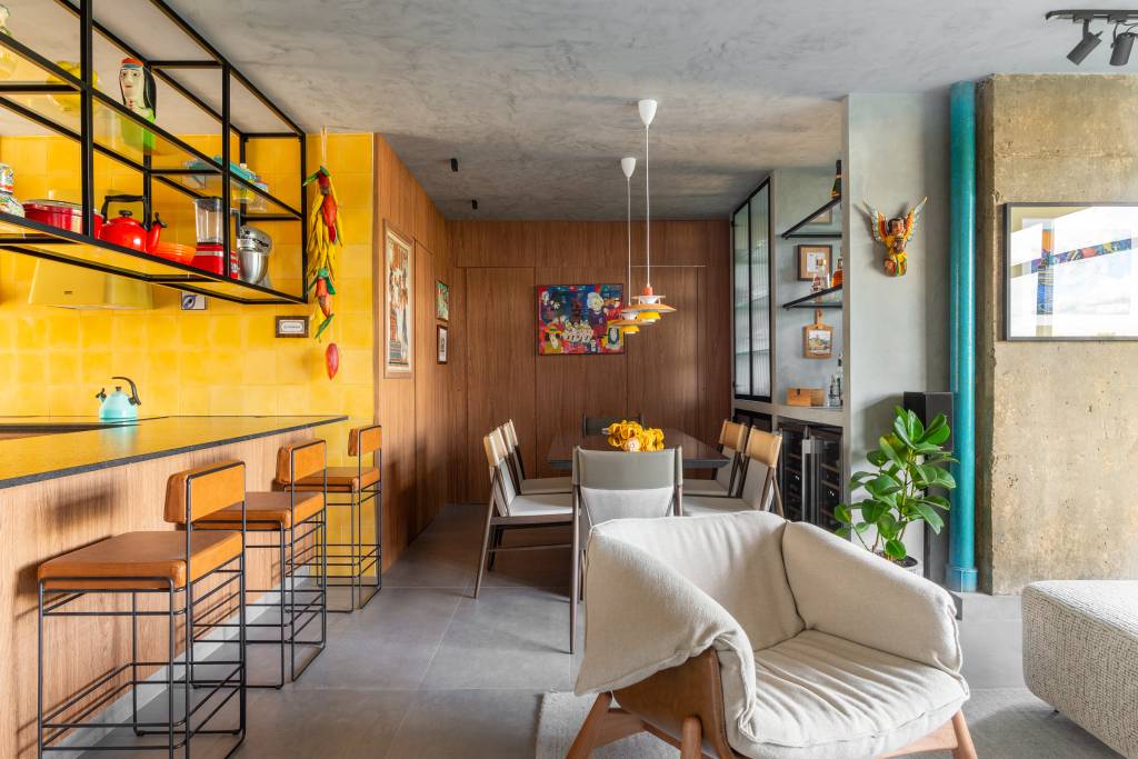 Apartamento ganha alegre cozinha amarela e paredes de cobogó