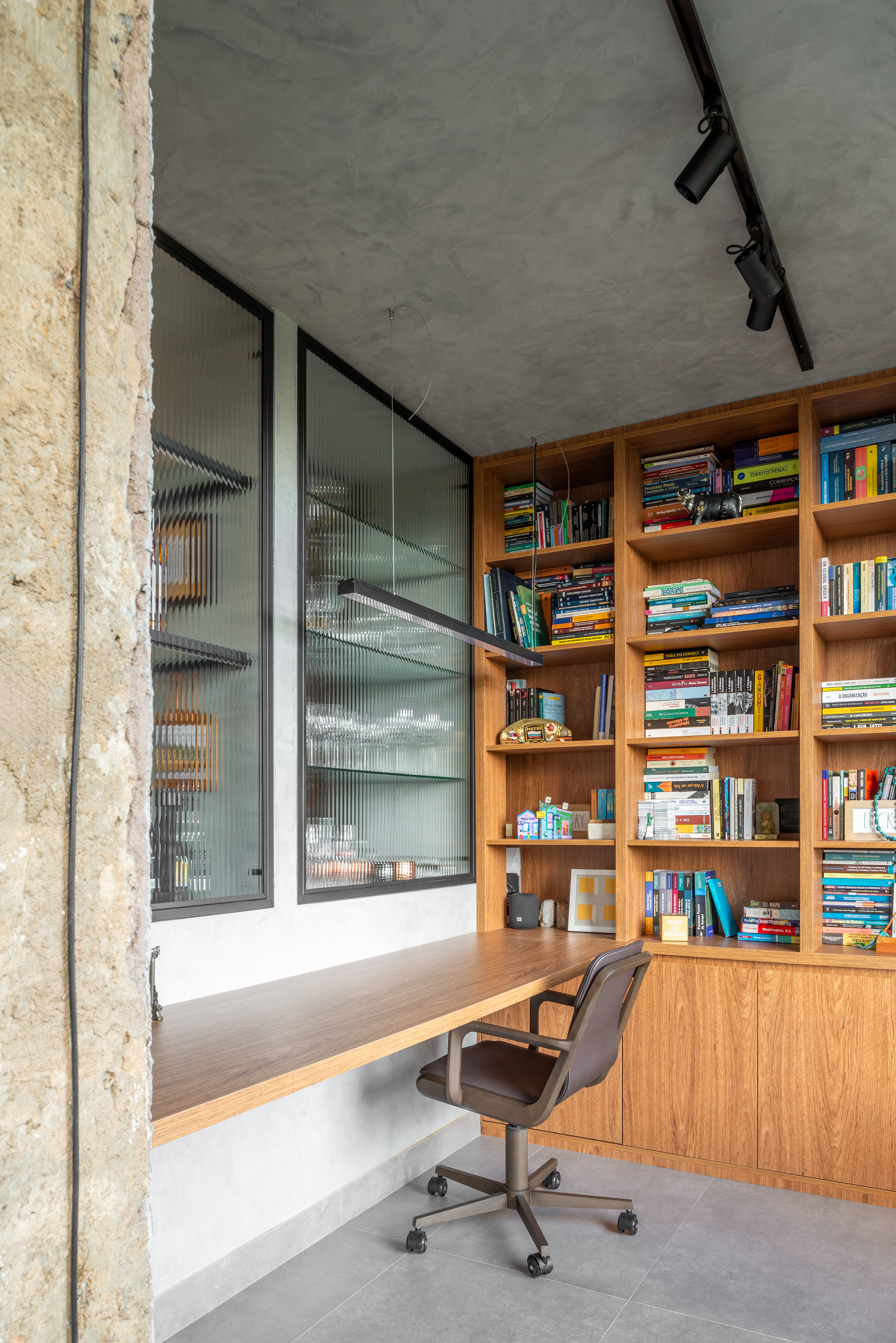 Apartamento ganha alegre cozinha amarela e paredes de cobogó. Projeto de Umdiedro Arquitetura.