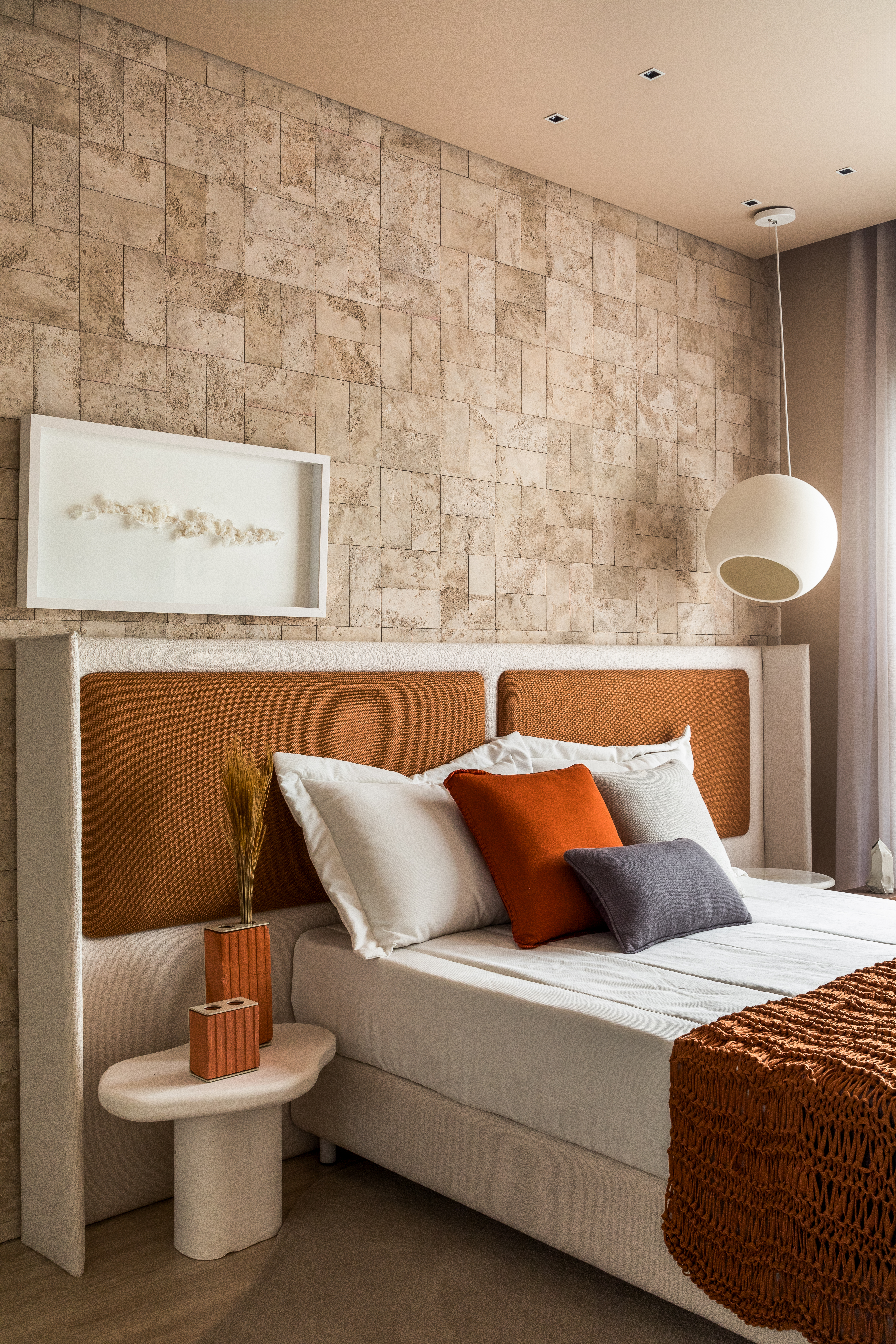 Apartamento tem prateleiras suspensas com jardineiras para plantas pendentes. Projeto de Bohrer Arquitetos.
