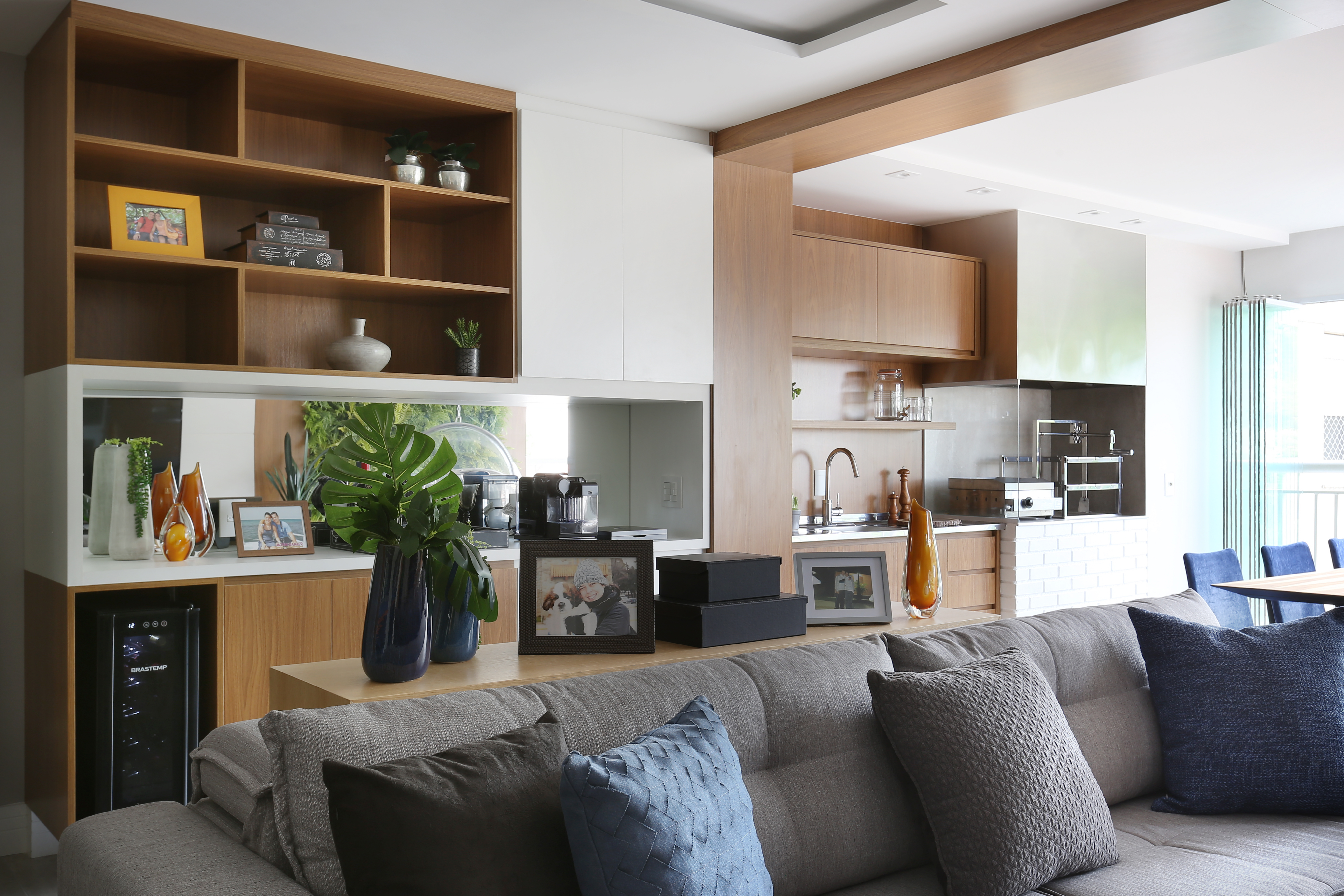 Apê contemporâneo de 90 m² tem balanço de acrílico na sala, jardim vertical e boiseries. Projeto de RMV Interiores.