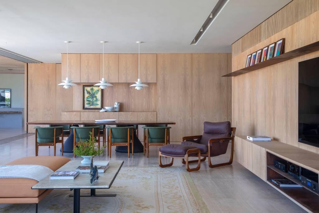 Casa 912 m² tem estrutura que une concreto, vigas metálicas e muxarabi em alumínio. Projeto de Solange Calio Arquitetos.