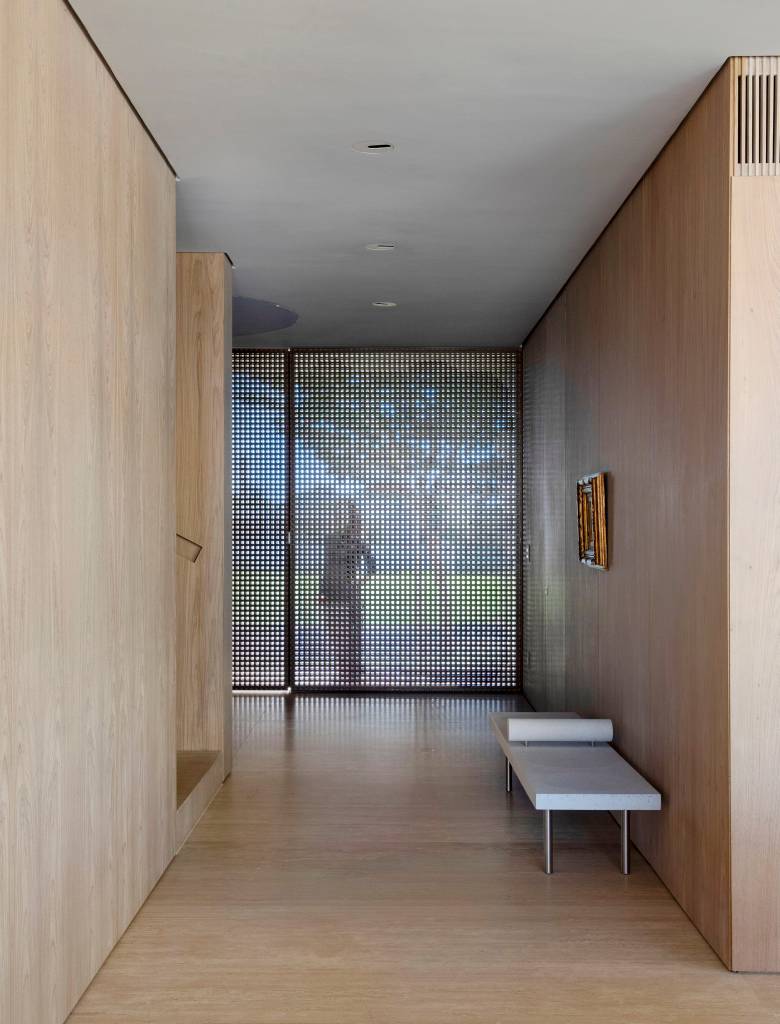 Casa 912 m² tem estrutura que une concreto, vigas metálicas e muxarabi em alumínio. Projeto de Solange Calio Arquitetos.