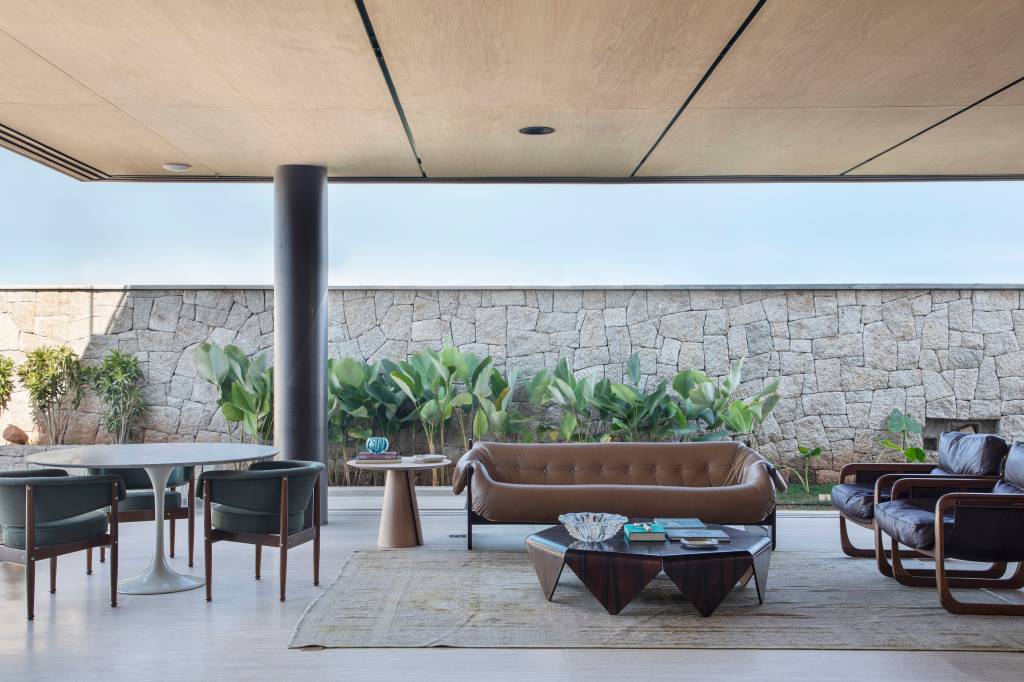 Casa 912 m² tem estrutura que une concreto, vigas metálicas e muxarabi em alumínio. Projeto de Solange Calio Arquitetos.