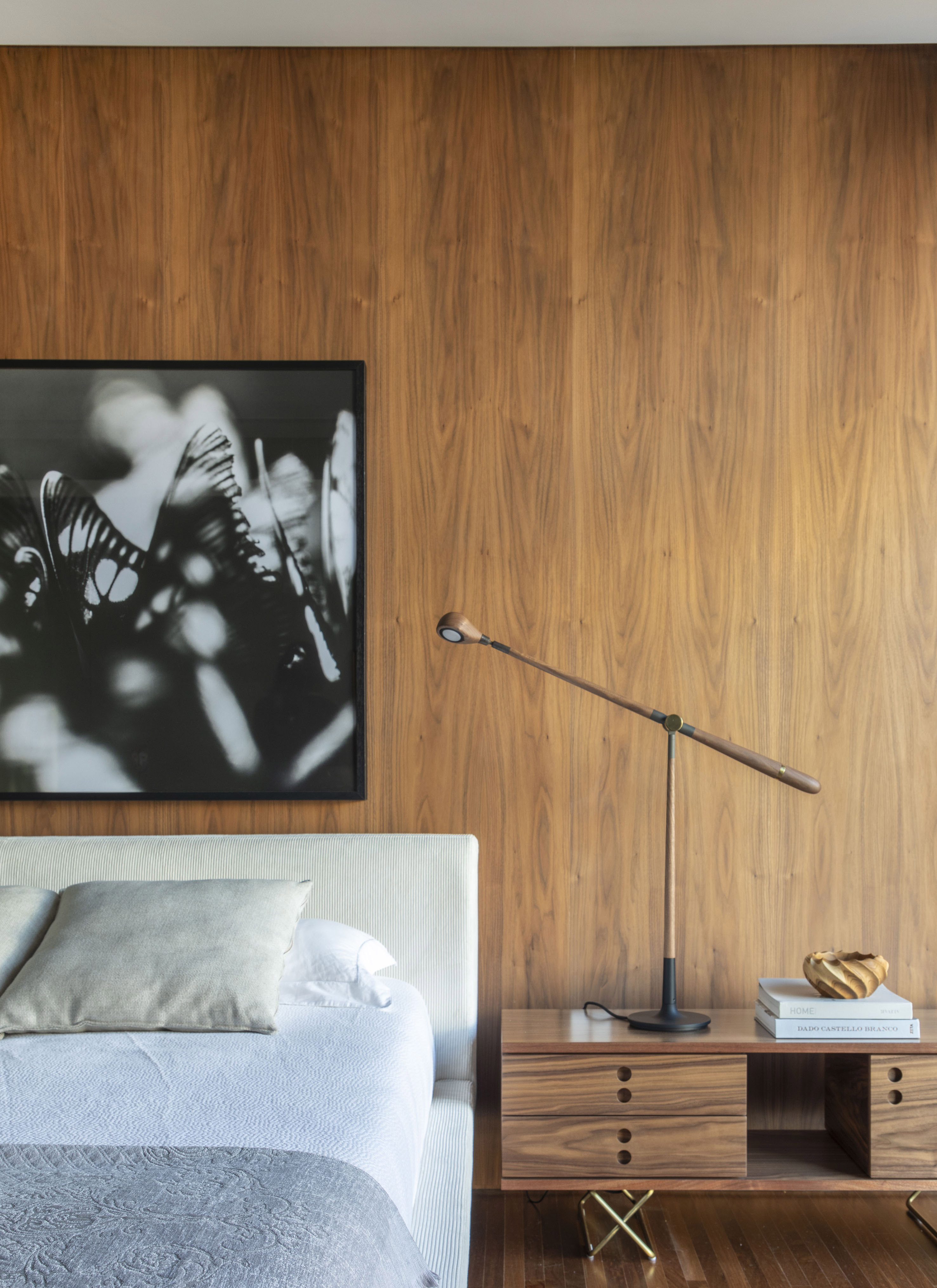 Casa 912 m² tem estrutura que une concreto, vigas metálicas e muxarabi em alumínio. Projeto de Solange Calio Arquitetos.