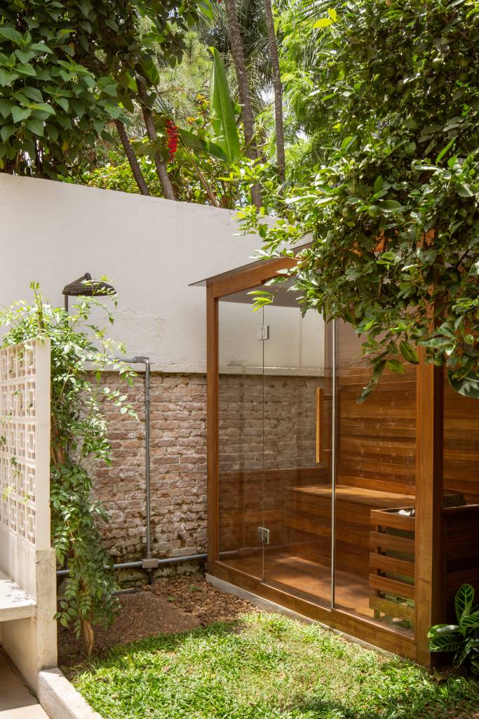 Casa geminada charmosa tem parede de cobogó e limoeiro no jardim. Projeto de W Arquitetura.