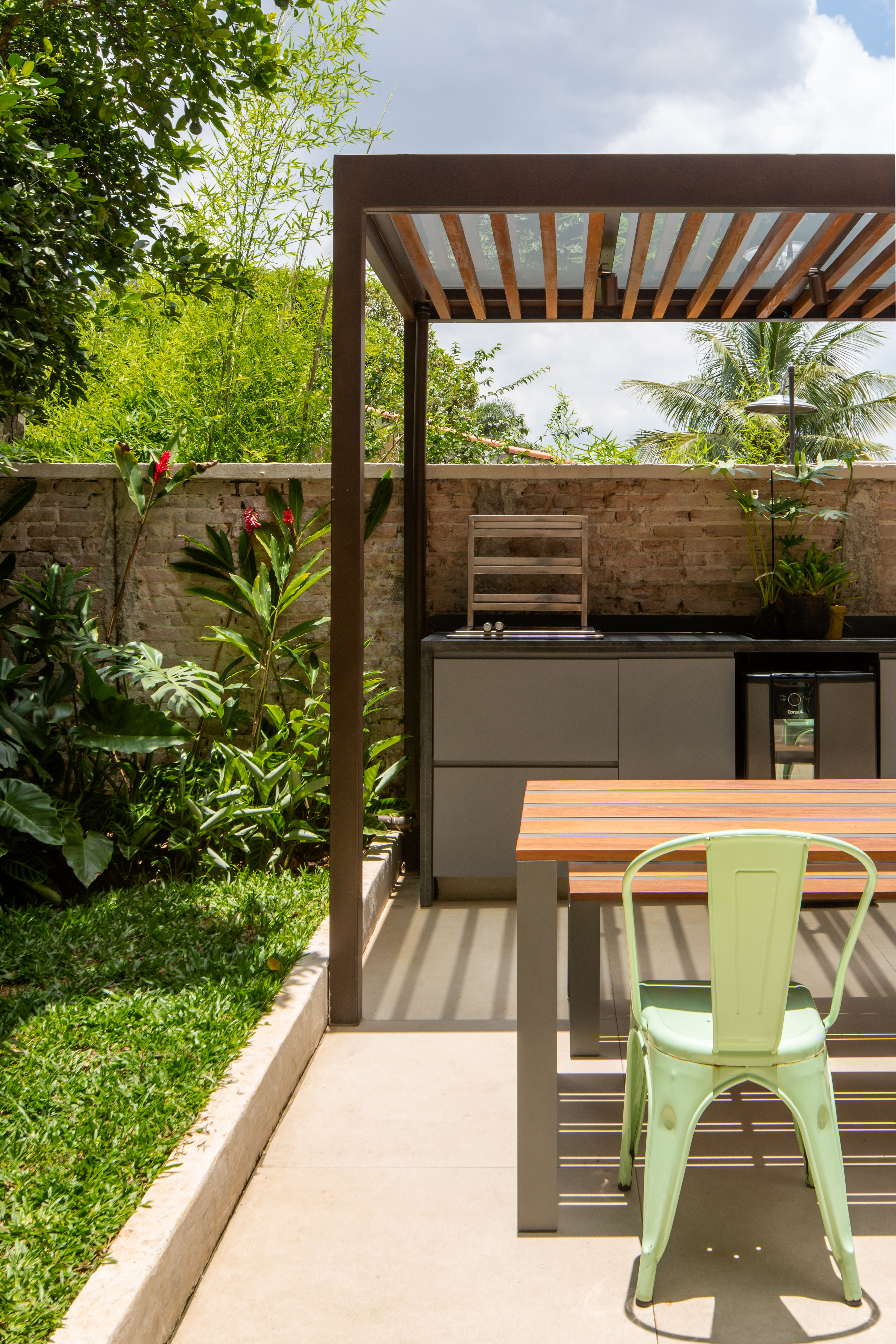 Casa geminada charmosa tem parede de cobogó e limoeiro no jardim. Projeto de W Arquitetura.