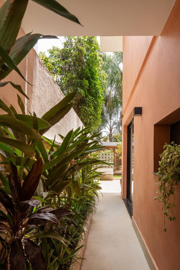 Casa geminada charmosa tem parede de cobogó e limoeiro no jardim. Projeto de W Arquitetura.