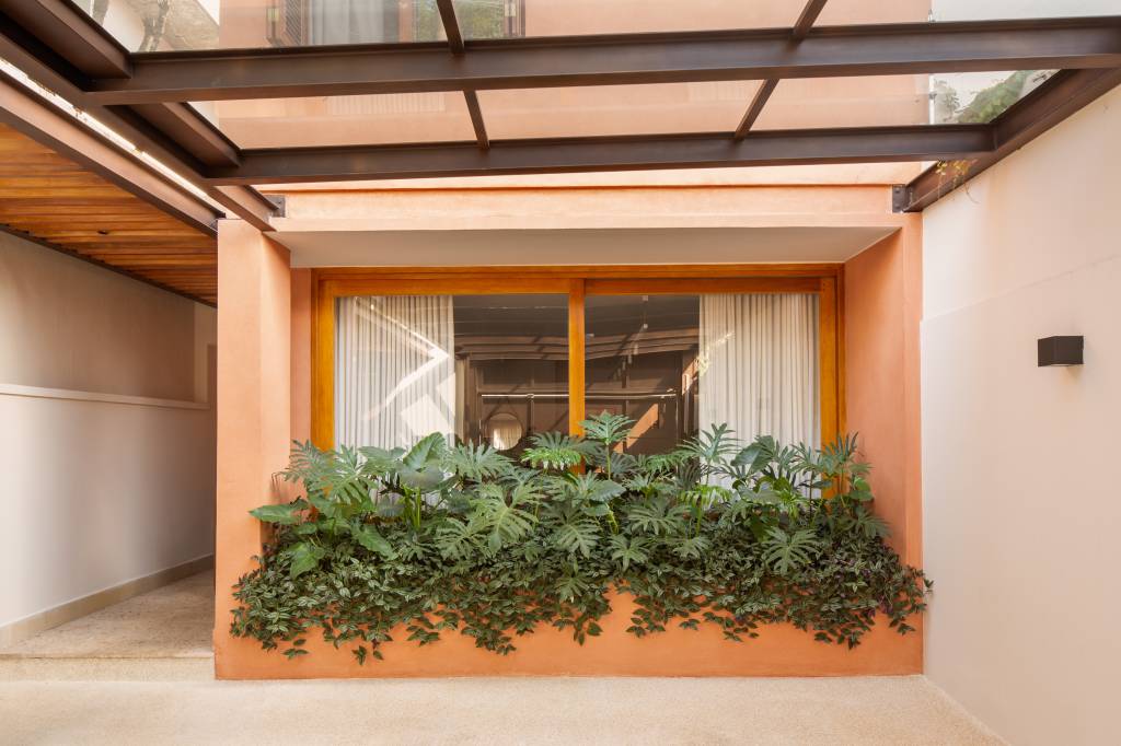 Casa geminada charmosa tem parede de cobogó e limoeiro no jardim. Projeto de W Arquitetura.