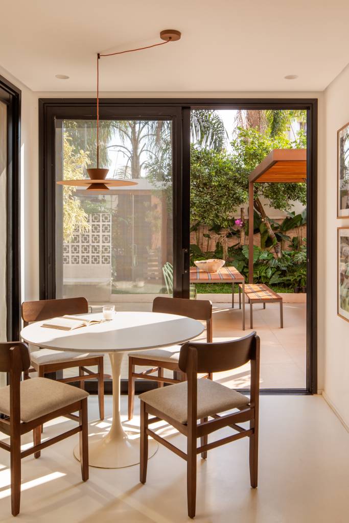 Casa geminada charmosa tem parede de cobogó e limoeiro no jardim. Projeto de W Arquitetura.