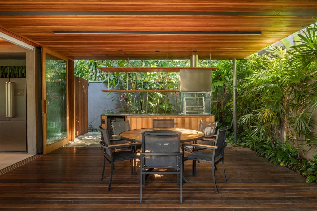 Cobertura com beirais chanfrados dá leveza a esta casa com 5 suítes