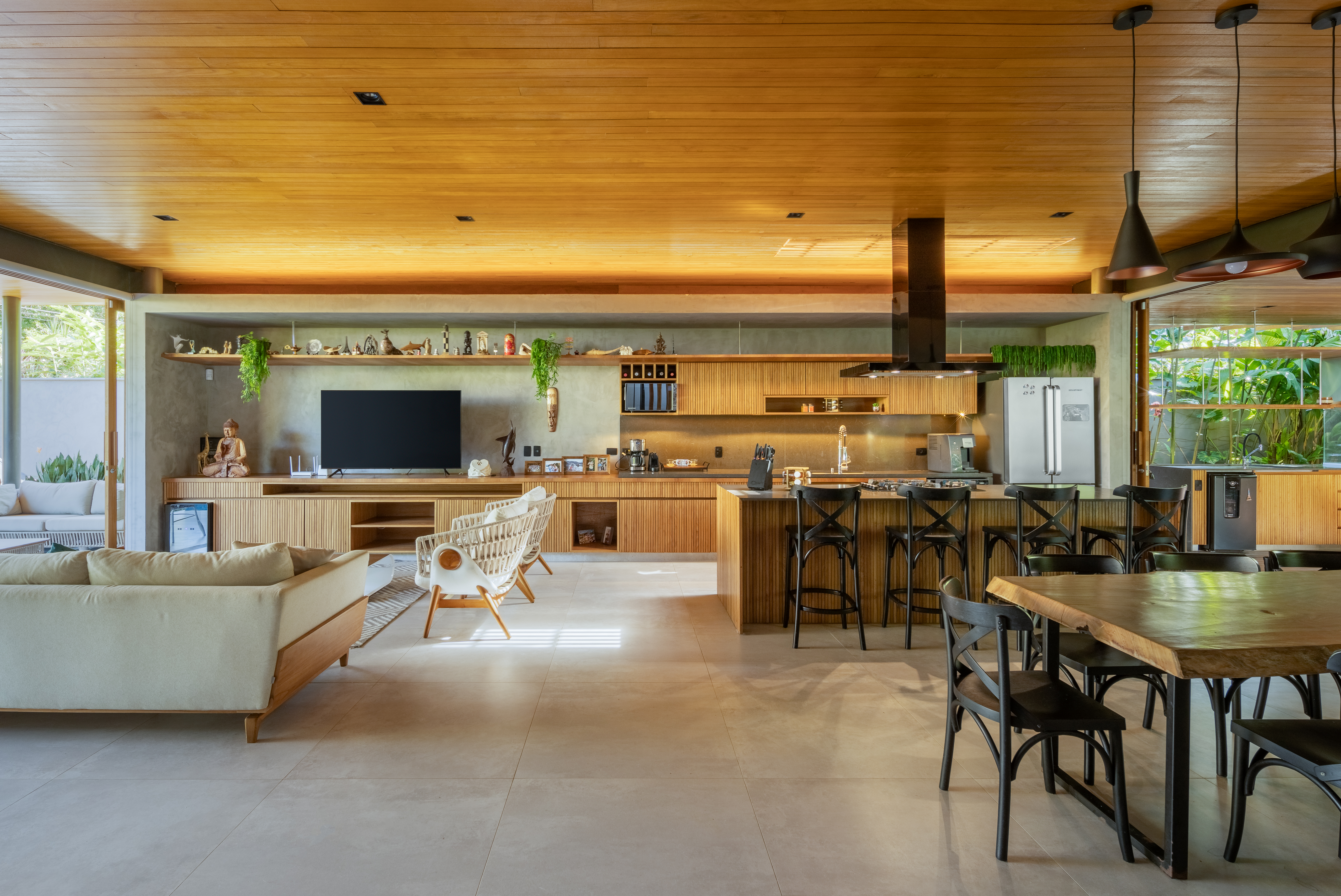 Cobertura com beirais chanfrados dá leveza a esta casa com 5 suítes. Projeto de Pitta Arquitetura.