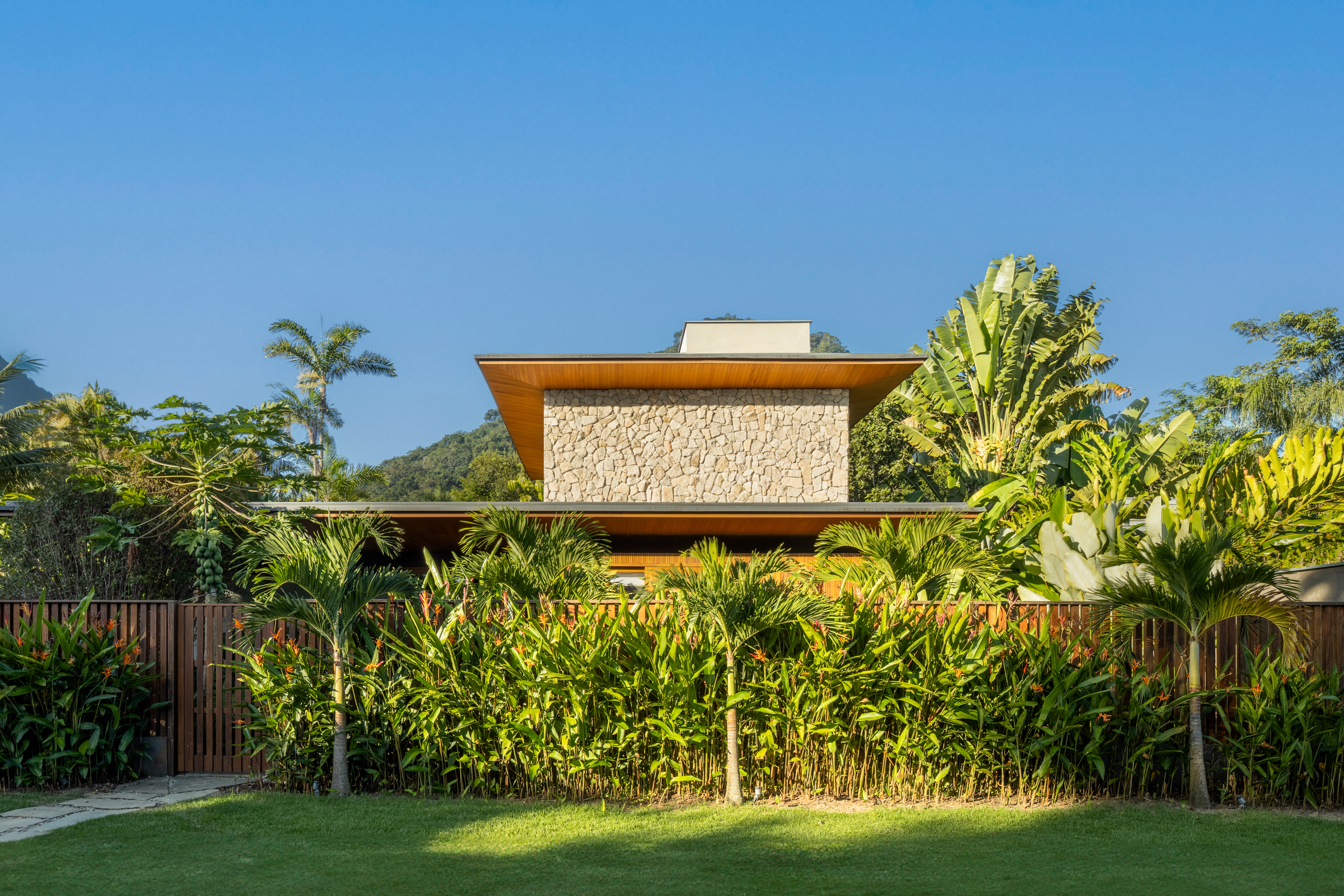 Cobertura com beirais chanfrados dá leveza a esta casa com 5 suítes. Projeto de Pitta Arquitetura.