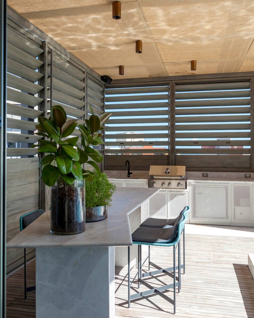 Cobertura duplex elegante tem área gourmet em gazebo no fundo da piscina. Projeto de DB Arquitetos.