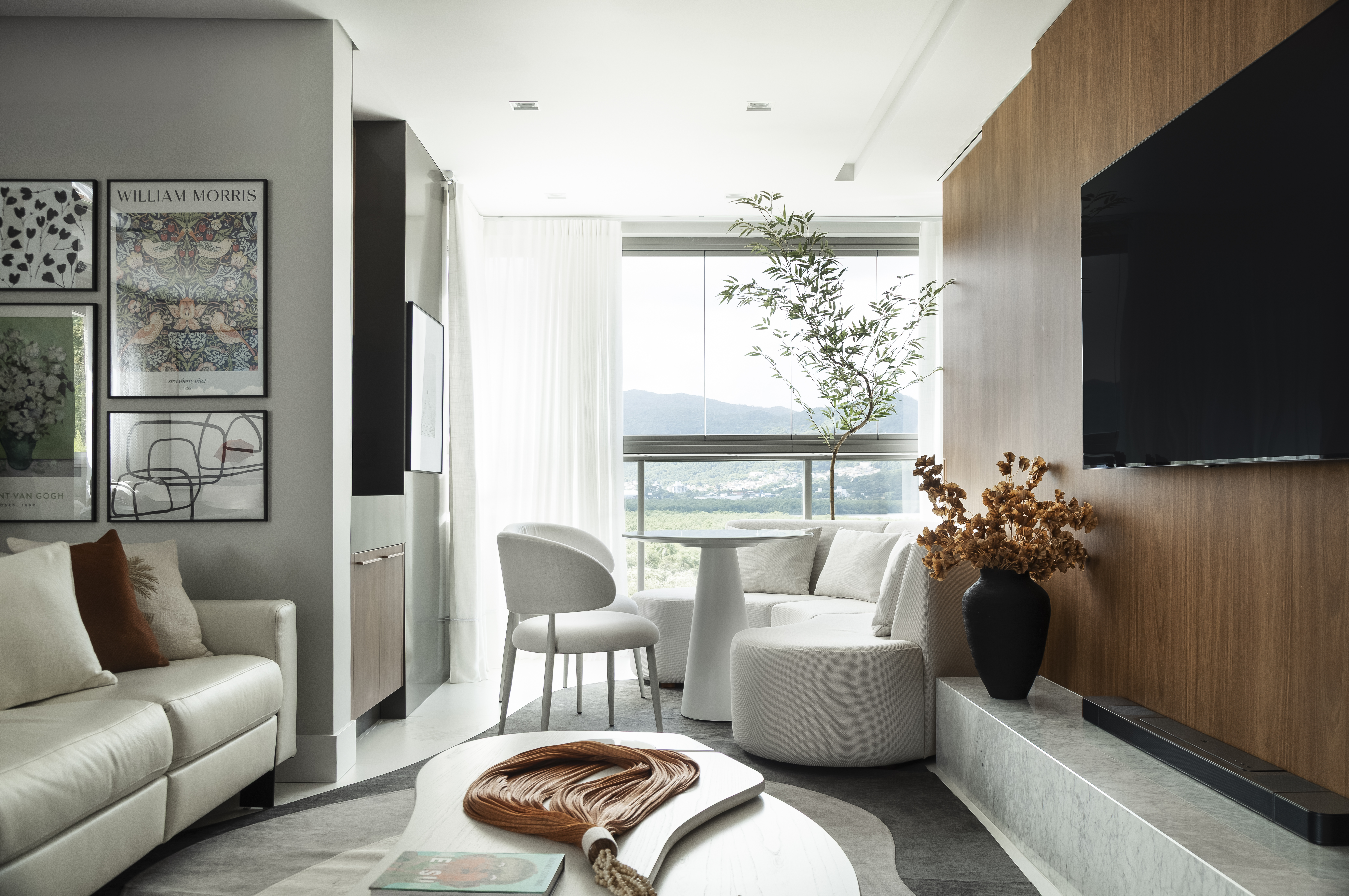 Contrastes entre branco e preto e linhas limpas dão elegância a este apê. Projeto de Woho Arquitetura.