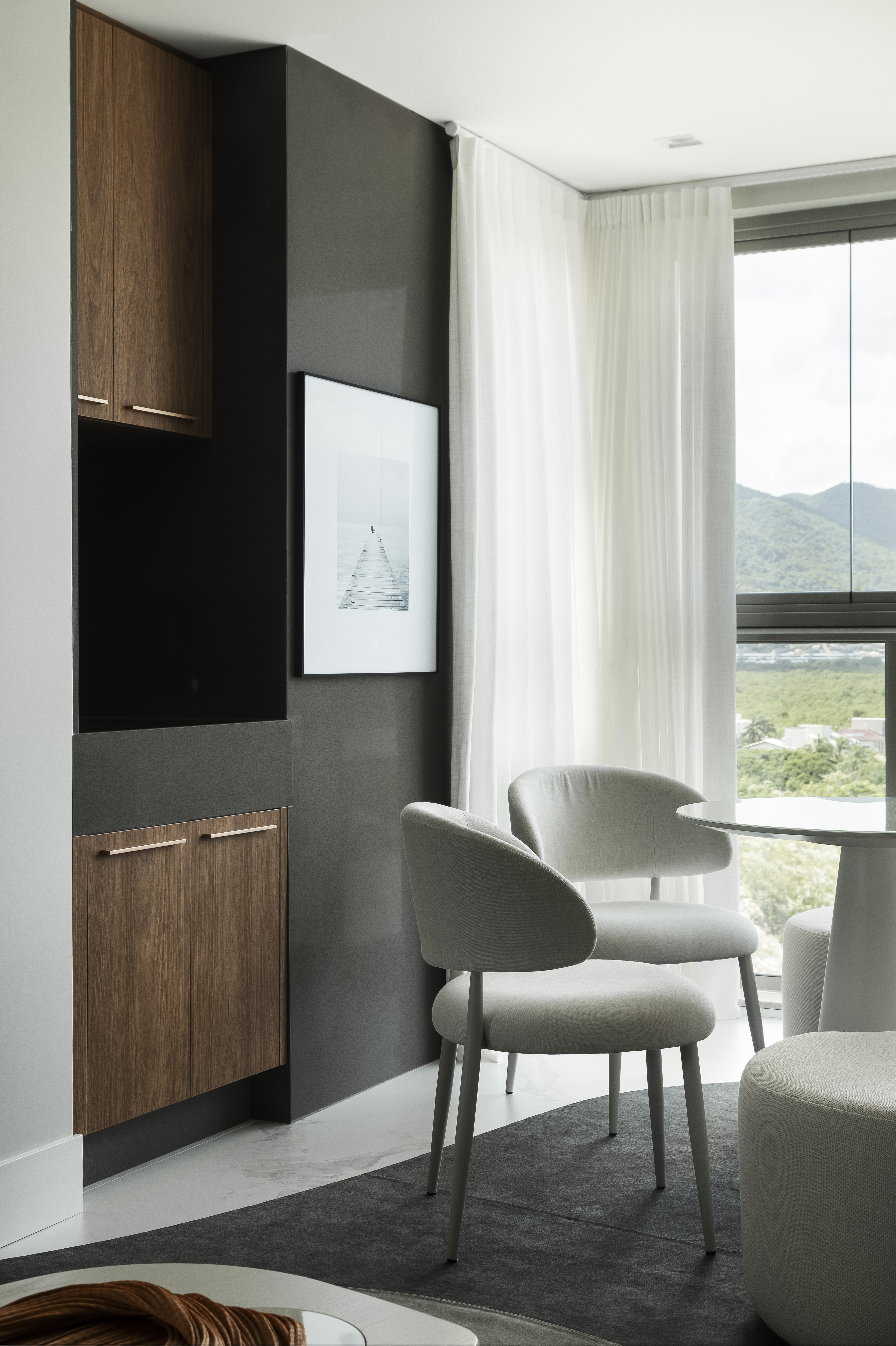 Contrastes entre branco e preto e linhas limpas dão elegância a este apê. Projeto de Woho Arquitetura.