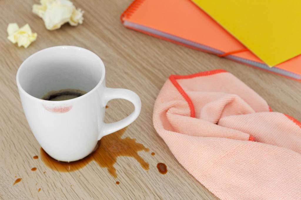 Dia do café: dicas para tirar manchas da bebida de tecidos