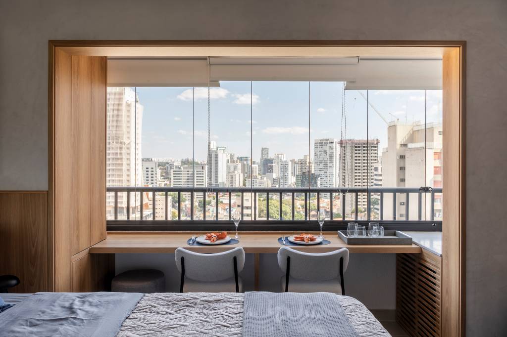 Estúdio funcional de 26 m² tem bancada para office e refeições na janela