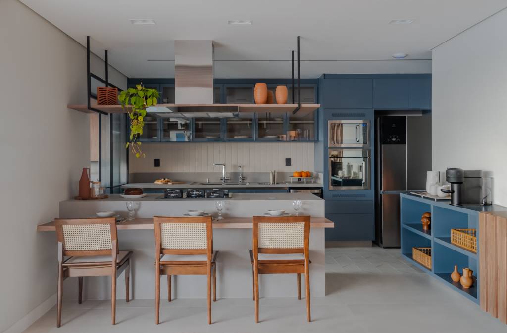 Formas lindas e cheias de estilo para usar azul na decoração. Projeto de Mari Milani.