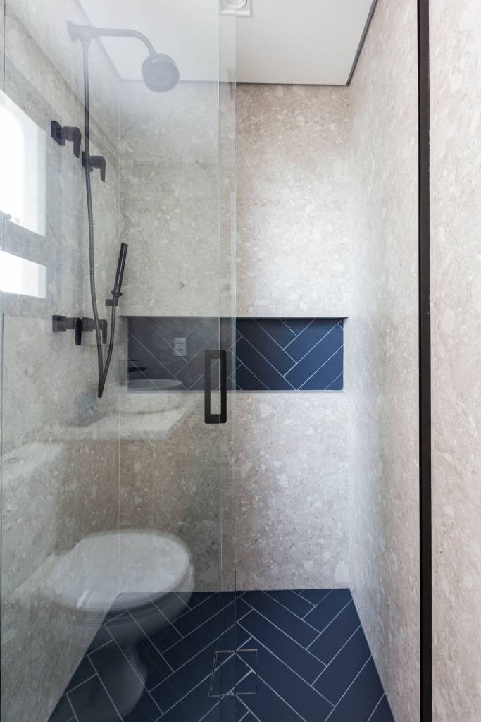 Formas lindas e cheias de estilo para usar azul na decoração. Projeto de Mari Milani.
