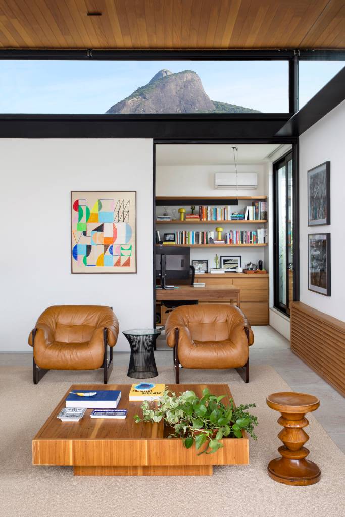 Janelas fita na sala emolduram Morro Dois Irmãos em cobertura no Rio. Projeto de Escala Arquitetura.