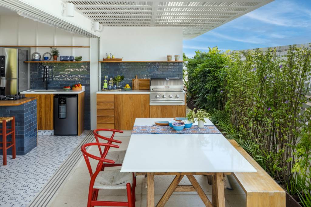 Jardins verticais, divisórias de alumínio e jardineiras trazem privacidade a terraço