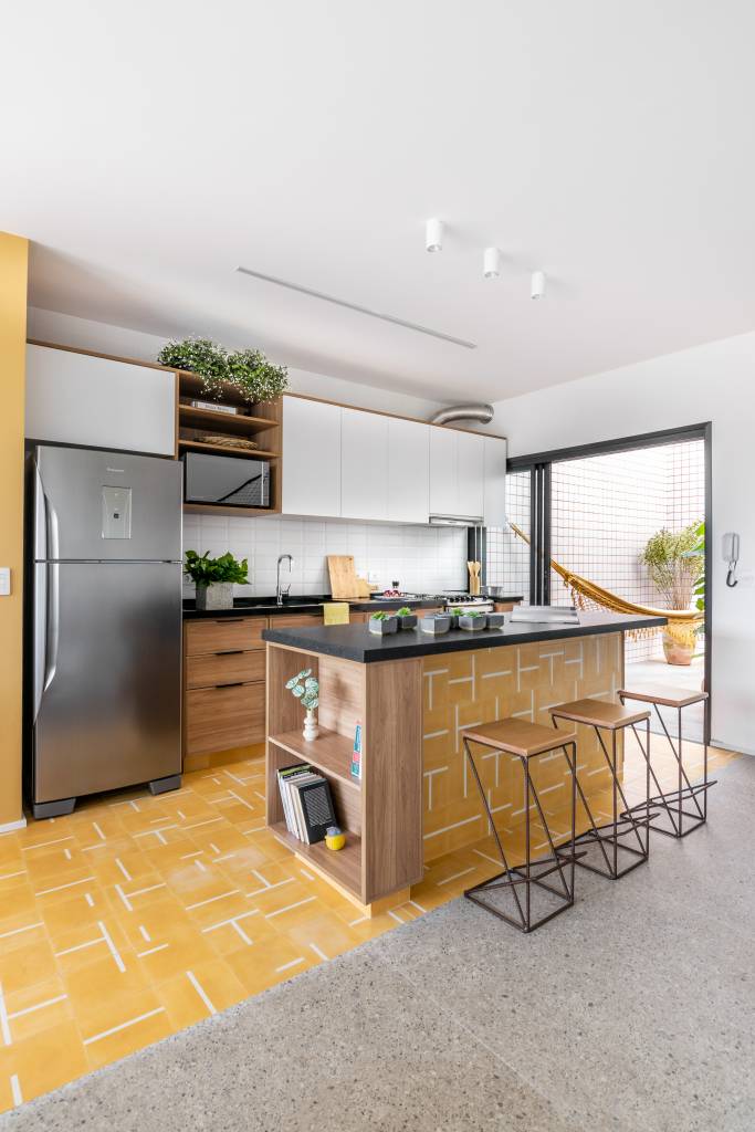 Ladrilhos hidráulicos: arquiteto explica o que são, vantagens e como assentar. Projeto de Rawi Arquitetura + Design.