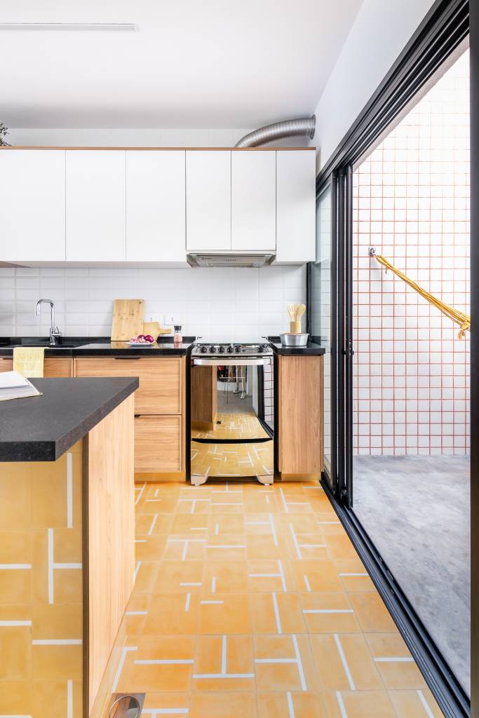 Ladrilhos hidráulicos: arquiteto explica o que são, vantagens e como assentar. Projeto de Rawi Arquitetura + Design.