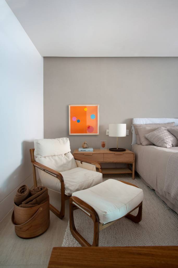 moveis-soltos-e-paleta-de-cores-claras-dao-ar-contemporaneo-a-ape-alugado-mar-arquitetura-17-quarto-poltrona Móveis soltos e paleta de cores claras dão ar contemporâneo a apê alugado. Projeto de MAR Arquitetura.