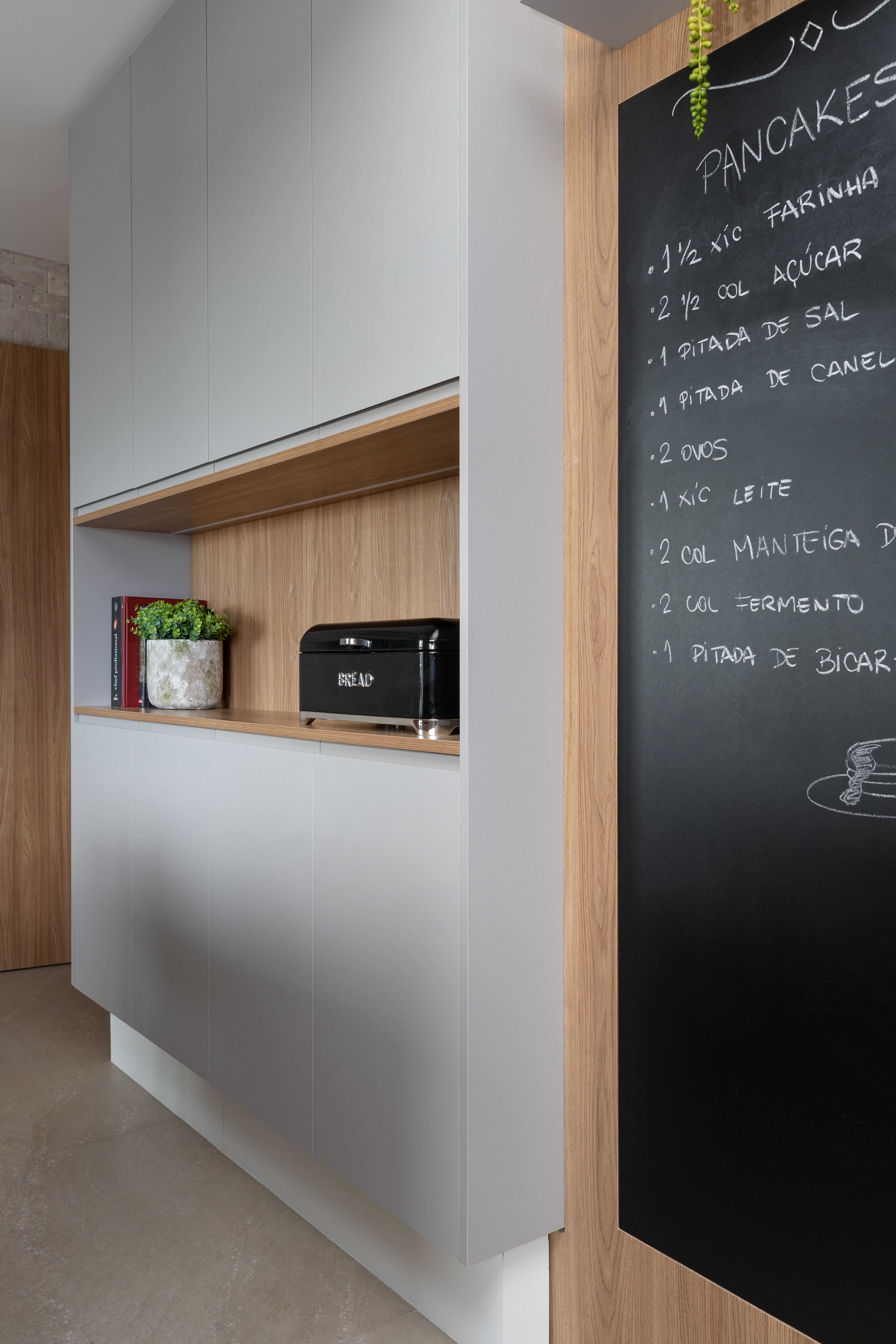 Neste apê, sala de TV com sofá cama elétrico é brinquedoteca. Projeto de CADDA Arquitetura.