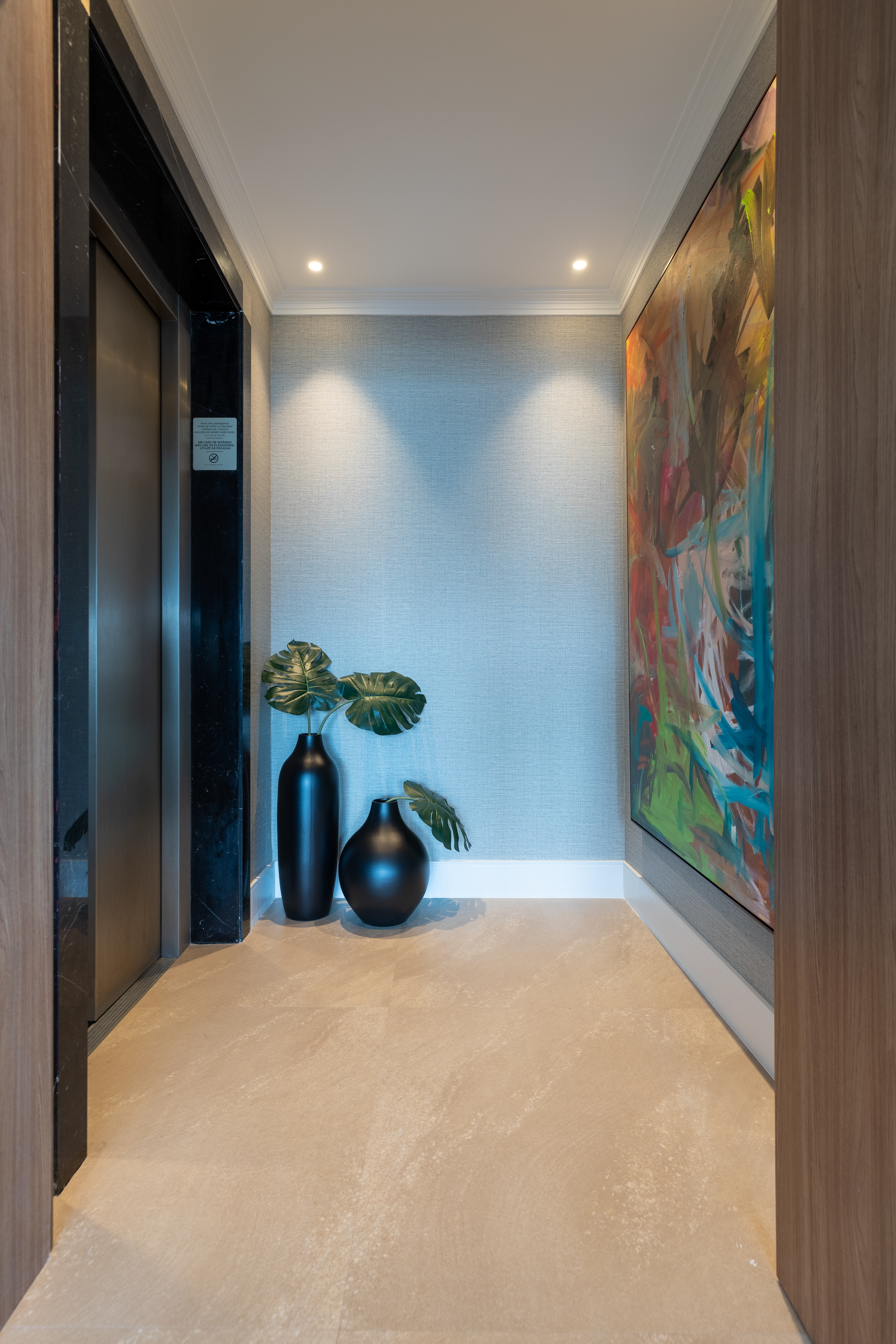 Neste apê, sala de TV com sofá cama elétrico é brinquedoteca. Projeto de CADDA Arquitetura.