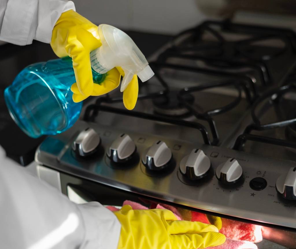 O que você pode limpar com desengordurante em casa