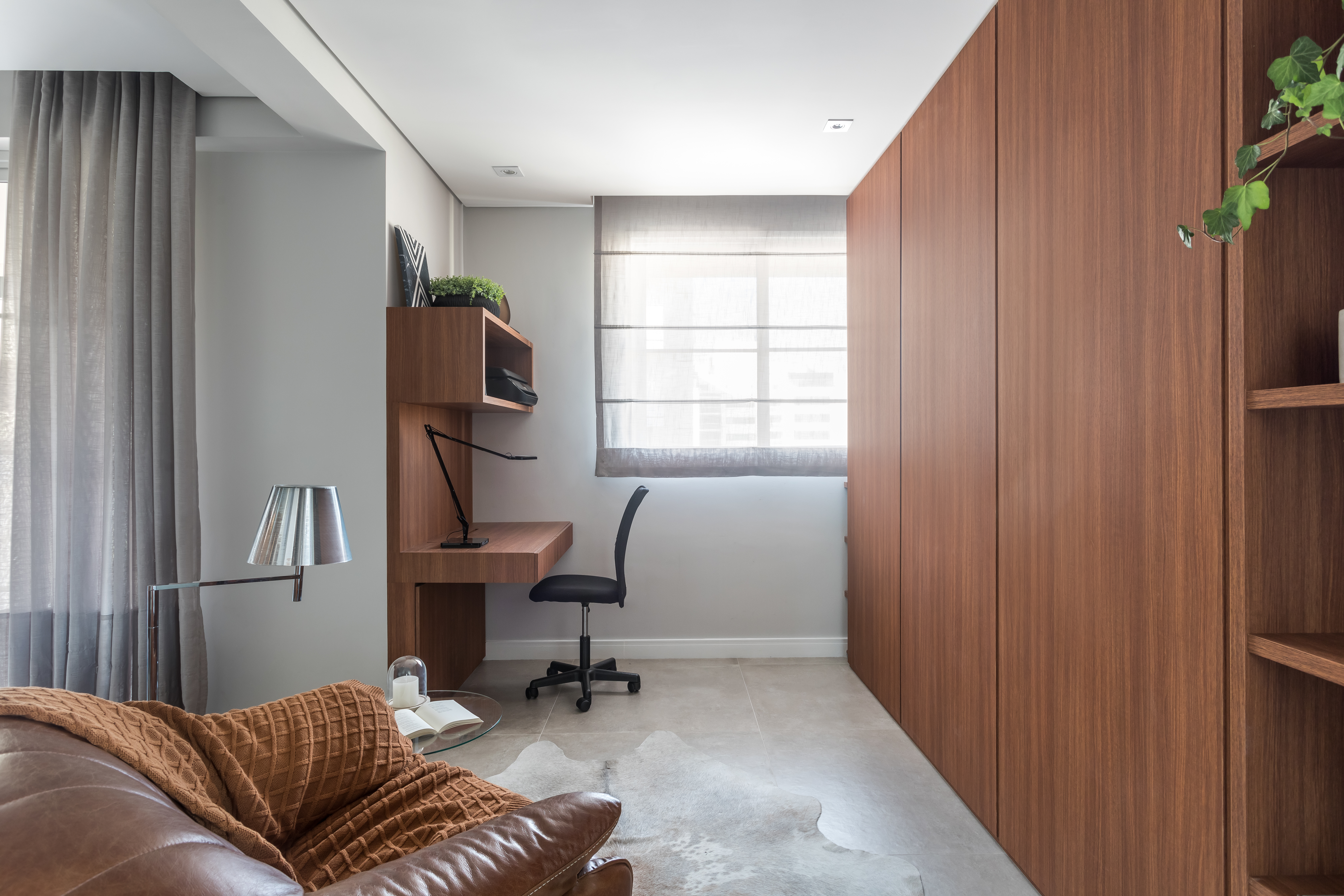 Parede em tom azul profundo é ponto focal neste apartamento de 85 m². Projeto de DC55 Arquitetura.
