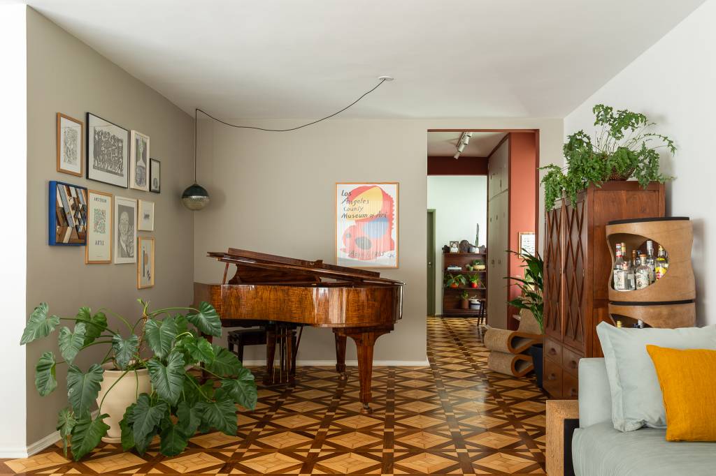 Passado e presente: apê tem azulejos descascados no lavabo, eletrocalhas e piano na sala