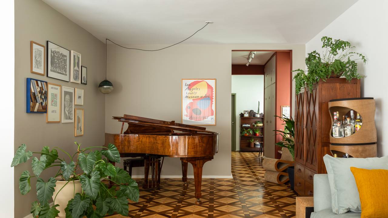 Passado e presente: apê tem azulejos descascados no lavabo, eletrocalhas e piano na sala. Projeto de Superlimão.