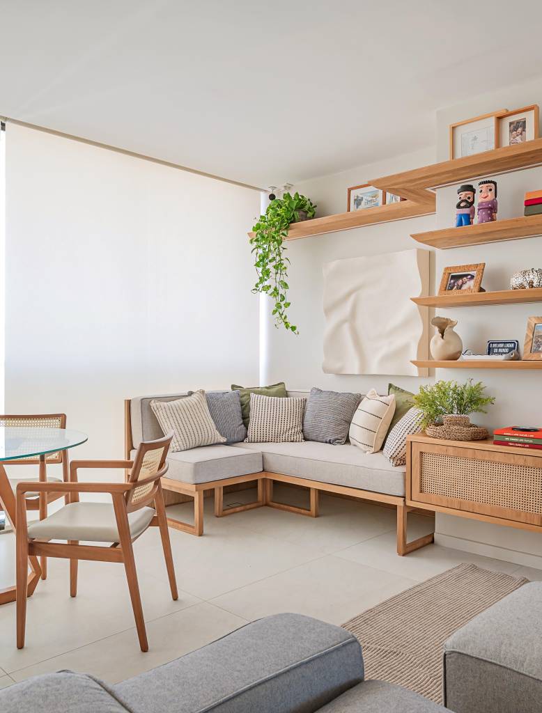 Piso em porcelanato bege cria atmosfera leve e despojada neste apartamento. Projeto de Juliana Zappa.
