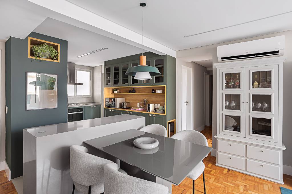 Reforma transforma parte da lavanderia em suíte e cria cozinha com toque provençal