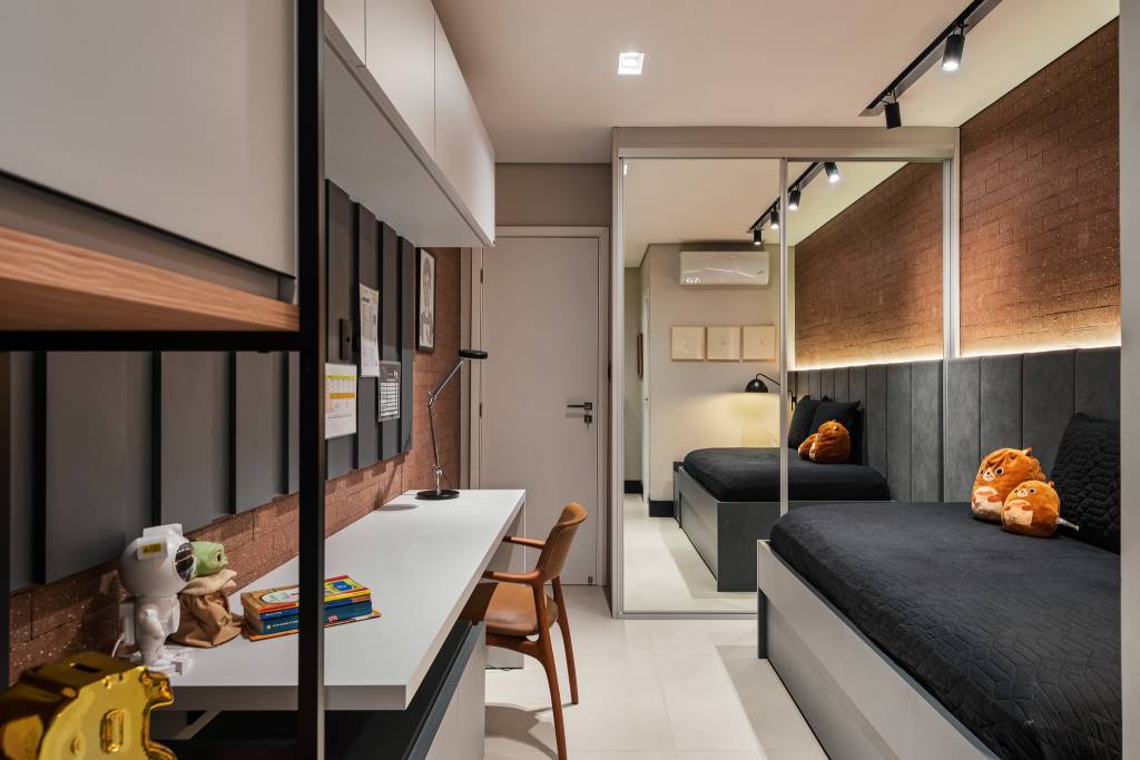 Sala de vinhos elegante tem estante personalizada, poltronas de couro e uma vitrola. Projeto de Grace Dantas Arquitetura.