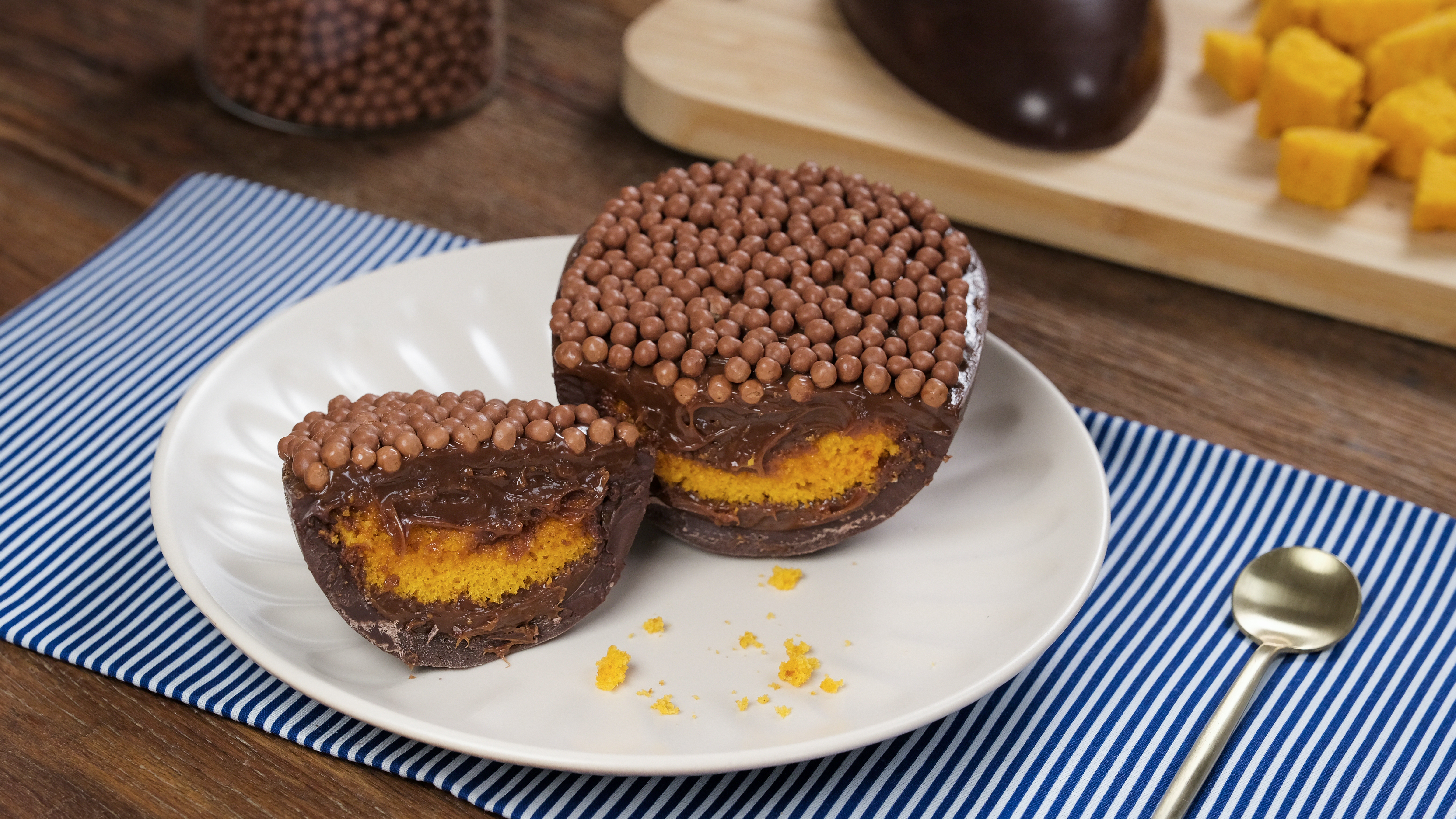 Tem um ovo de chocolate sem graça? Personalize com um bolo de cenoura!