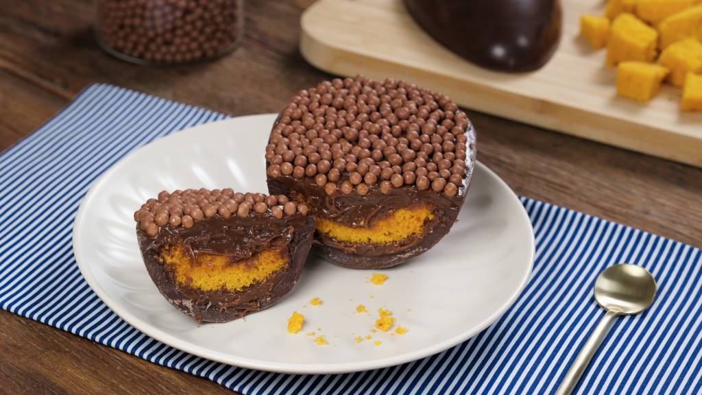 Tem um ovo de chocolate sem graça? Personalize com um bolo de cenoura!