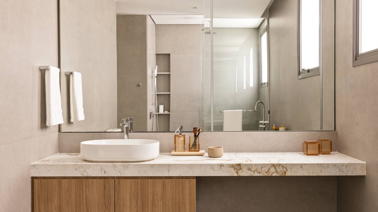 Teto de lâmina de carvalho e tons de bege dão elegância e leveza a apê. Projeto de Patricia Martinez Arquitetura.