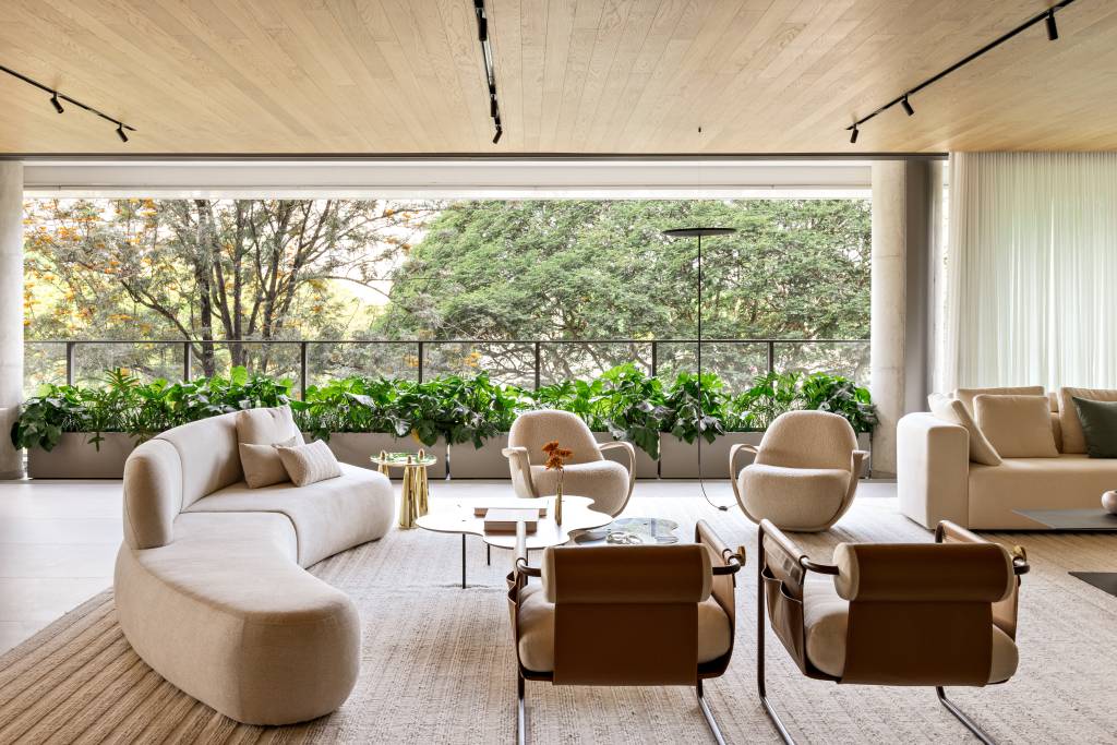 Teto de lâmina de carvalho e tons de bege dão elegância e leveza a apê