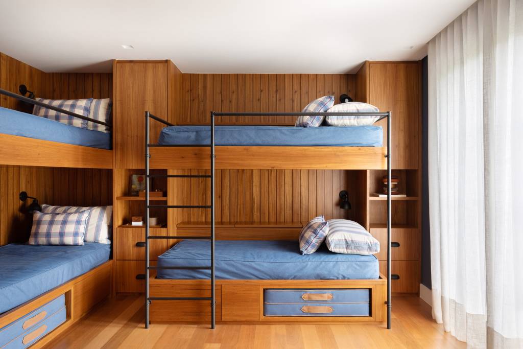 tijolinhos-rusticos-e-portas-tipo-celeiro-fazem-de-casa-um-refugio-de-aconchego-carolina-gava-32-beliche-quarto-infantil Tijolinhos rústicos e portas tipo celeiro fazem de casa de campo um refúgio de aconchego. Projeto de Carolina Gouvea.