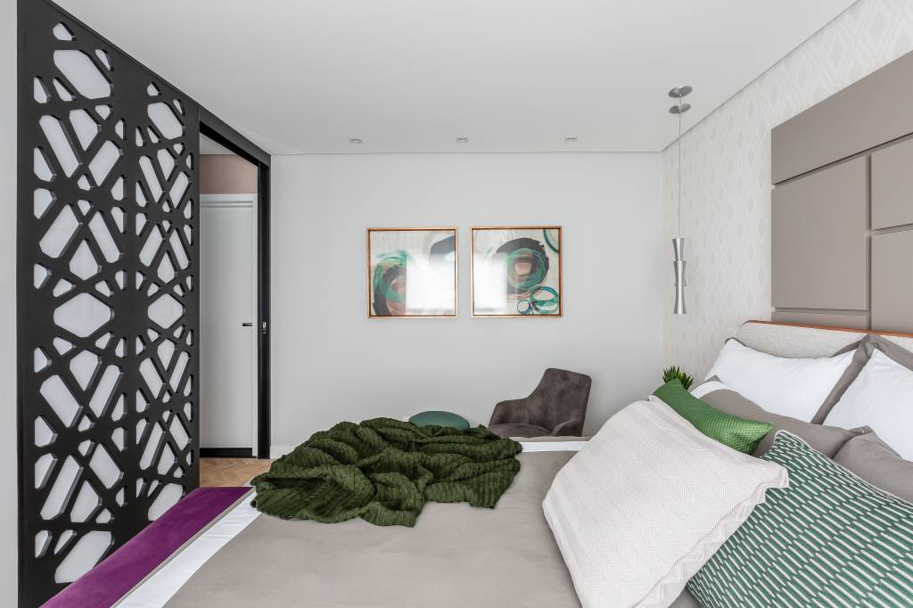 Varanda de apê de 242 m² no Tatuapé tem móveis de madeira de demolição e área gourmet. Projeto de RMV Interiores.