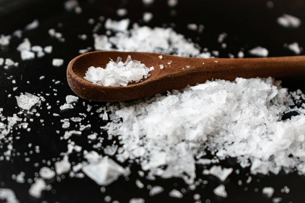 6-simpatias-com-sal-grosso-para-fazer-em-casa-e-afastar-negatividade-azar-e-inveja-maria-petersson-unsplash 6 simpatias com sal grosso para fazer em casa e afastar negatividade, azar e inveja