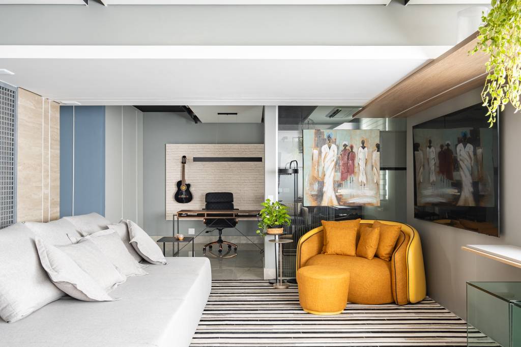 Ambiente multifuncional em apê reúne estar, jantar, home office e charmoso espaço de café